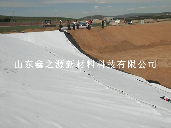 白色長(zhǎng)絲土工布施工固定方式方法：規(guī)范固定筑牢工程防護(hù)根基