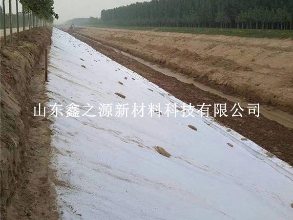 丙綸土工布鋪設：規(guī)避天氣影響，筑牢施工質量防線