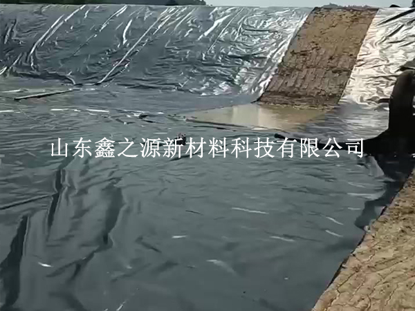 魚塘防滲膜覆土沒做對(duì)，膜材白鋪了