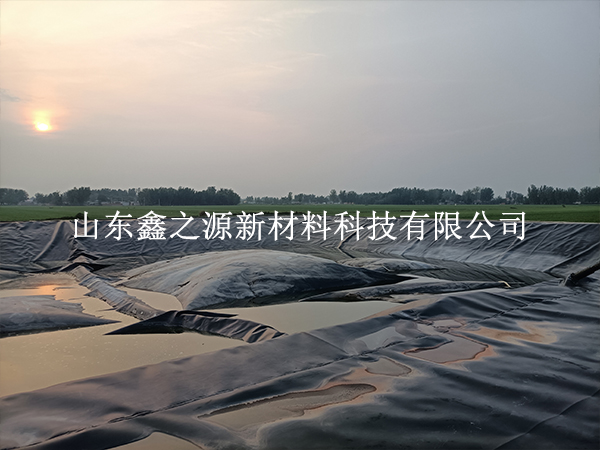 氧化塘土工膜用久了發(fā)脆開(kāi)裂？別急著換，這套應(yīng)對(duì)方案更省錢(qián)